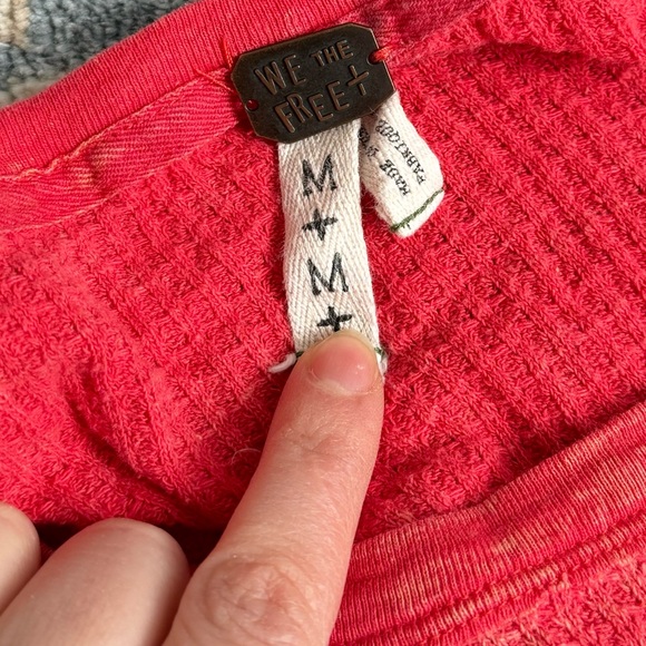 We the Free Free People Diamond Dozen Coral Red Distressed Thermal Top Size M - Picture 3 of 8